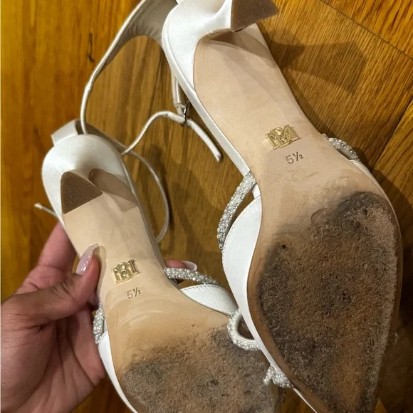 Badgley Mischka White Satin Heels with Bow Ann Pump 5.5 - Picture 5 of 9